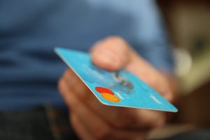 Bezhotovostní ekonomika může ohrozit svobodu, říká ekonom DRFG Martin Slaný