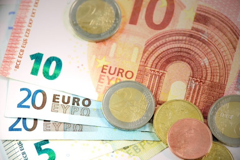 Co dělat se svými financemi v době krize? Investovat nebo uspořit?
