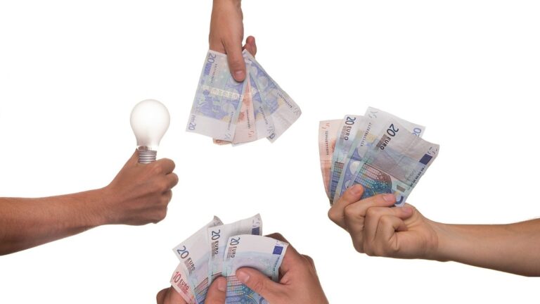 Investown versus Fingood: srovnání rizik a dostupnosti peněz